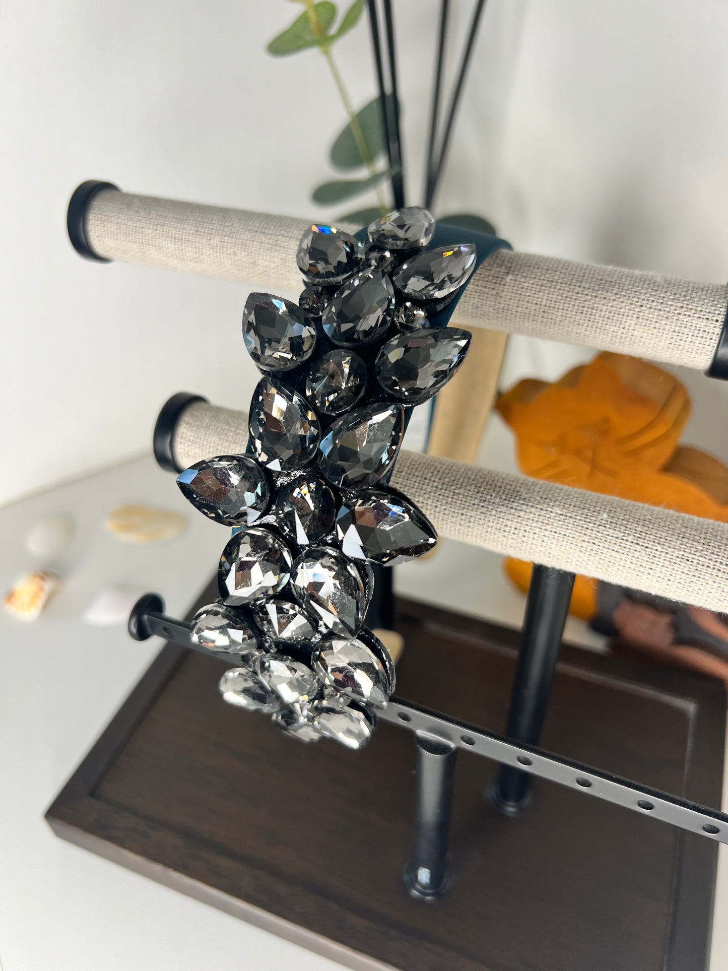 Diadema decorada con flor de cristal gris 02715