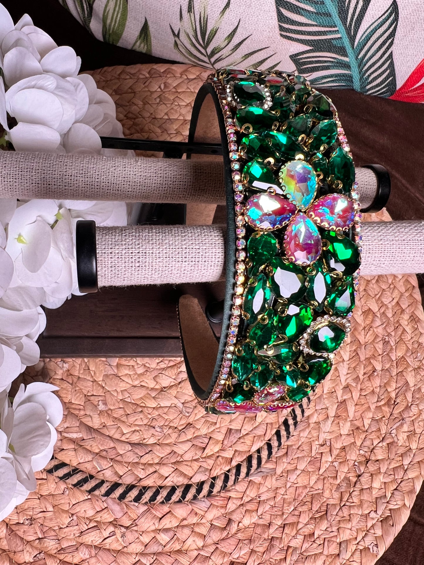 Diadema con gemas rosas en forma de flor 02725