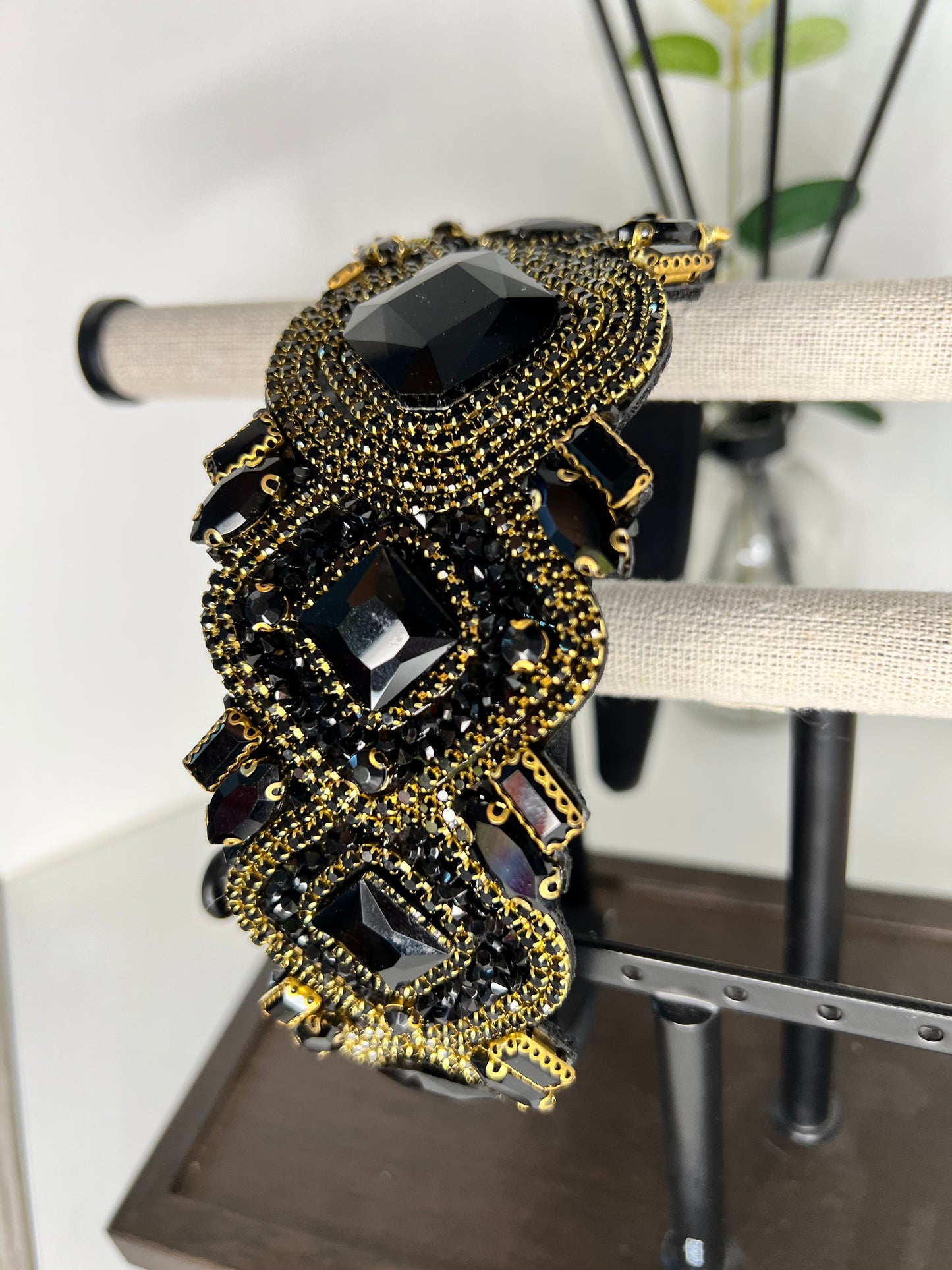 Diadema ancha de zirconia cúbica negra con dorado 03811
