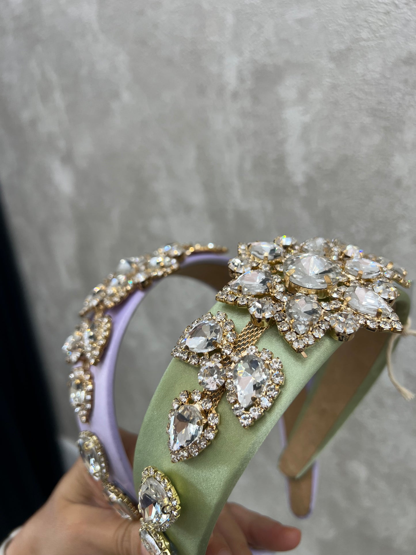 Diadema con apliques en silver y dorado 02717