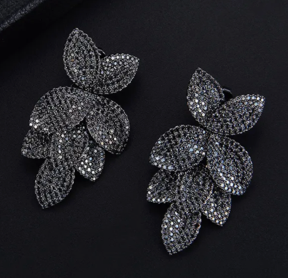 Aretes colgantes negros estilo leaves con zirconia