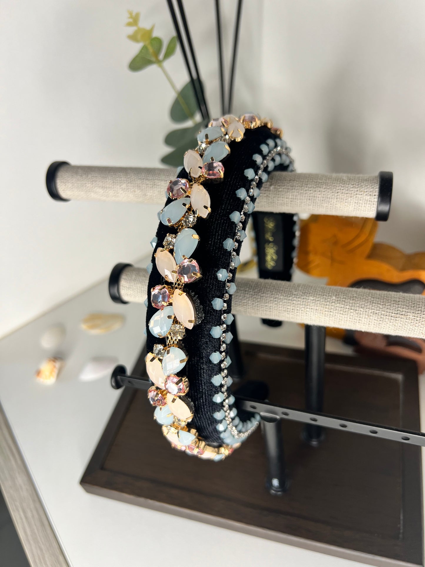 Diadema adornada con piedrería, cristales y perlas 03814