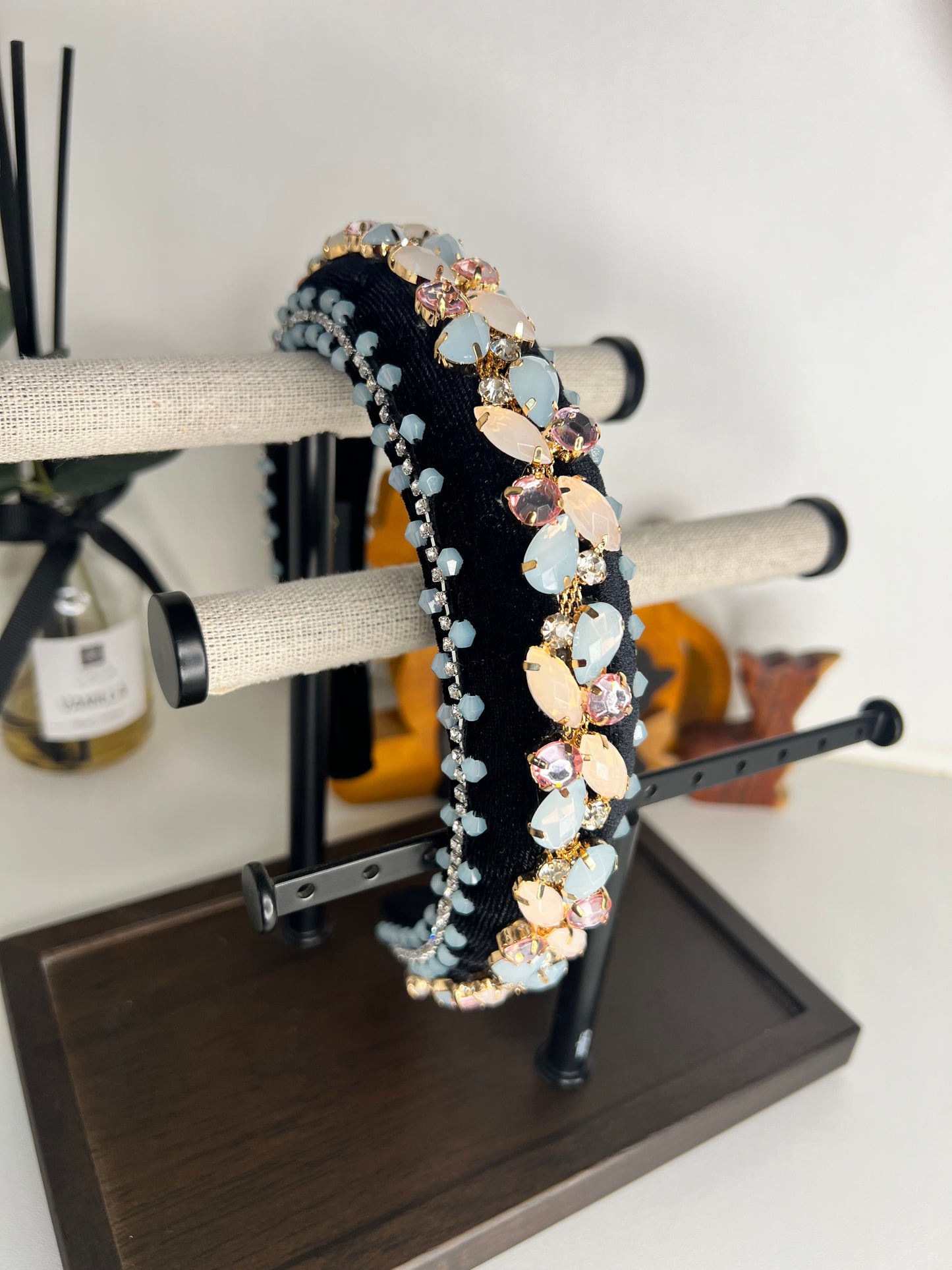 Diadema adornada con piedrería, cristales y perlas 03814