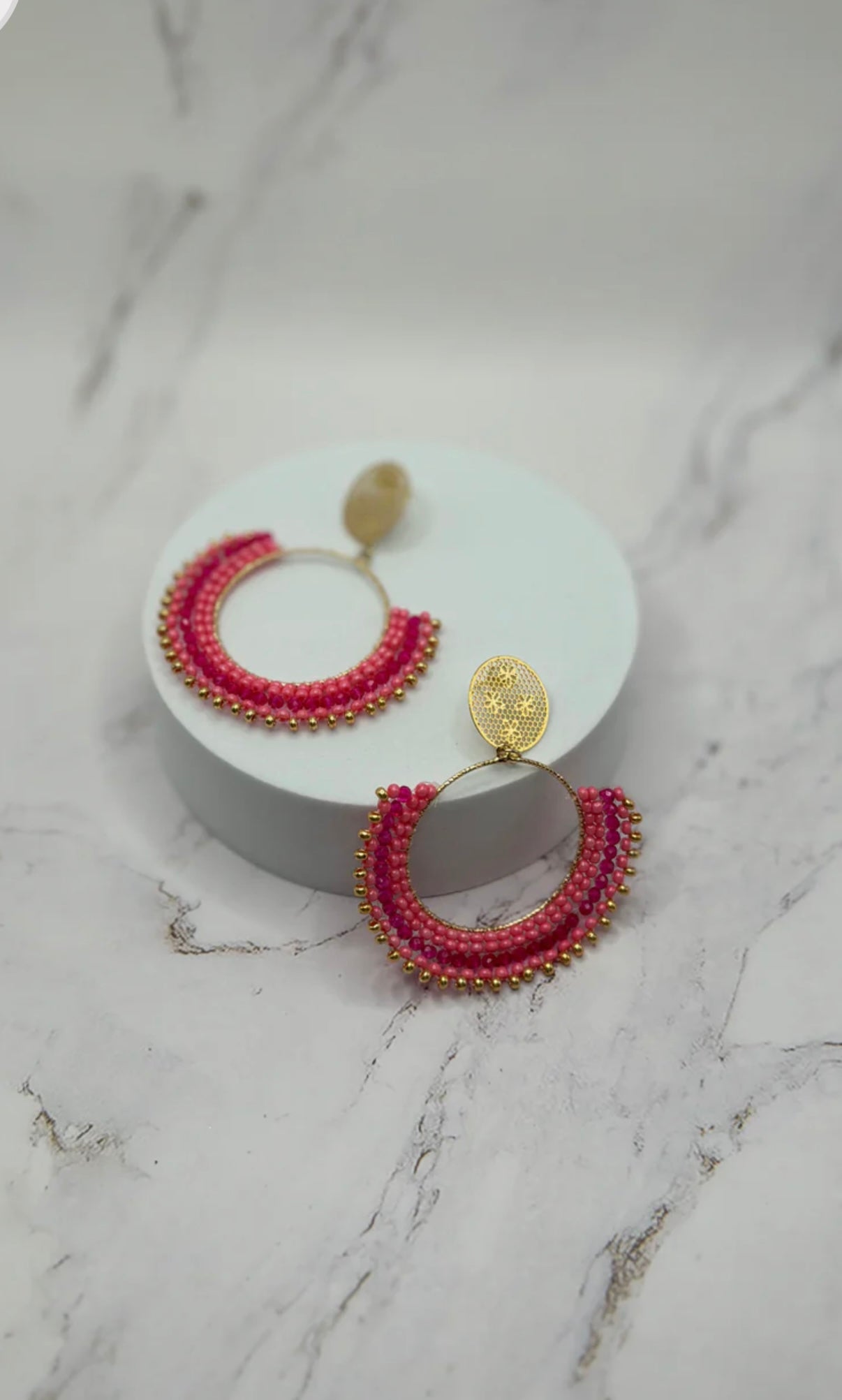 Aretes hechos a mano en tono fushia