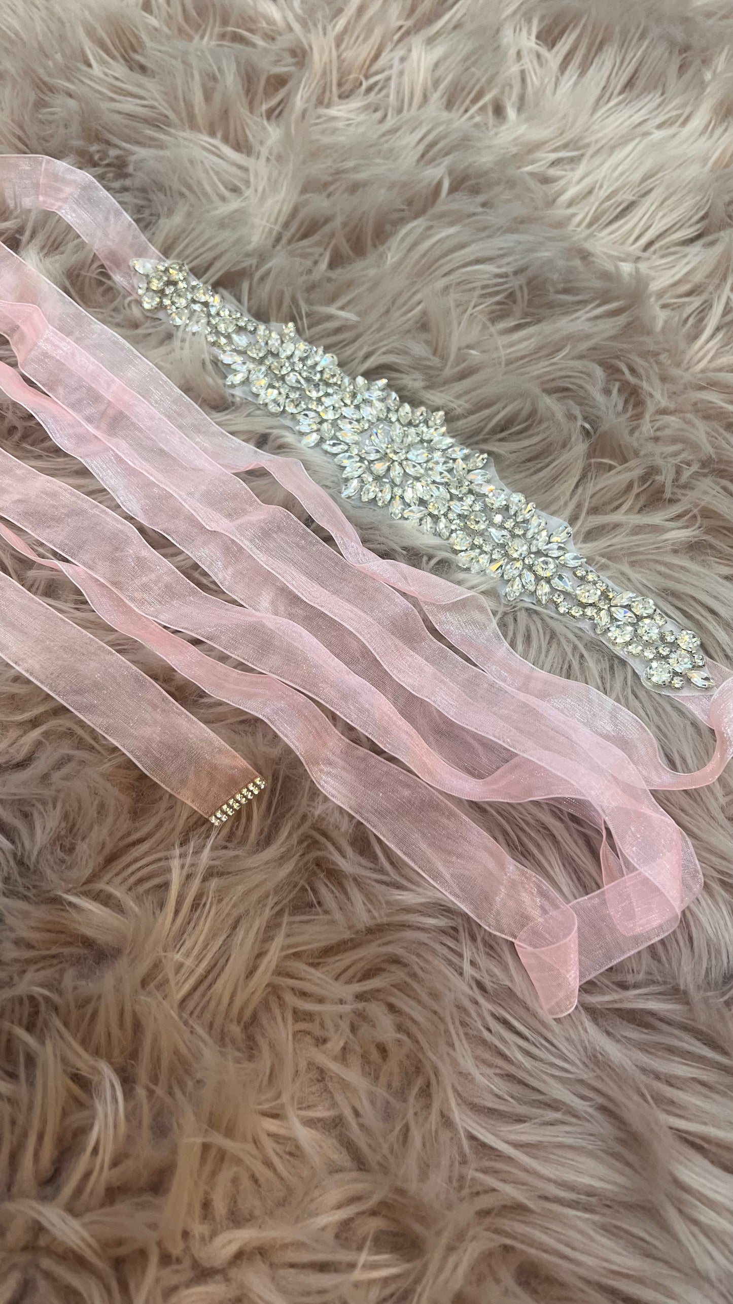 Cinturón elegante de cinta rosa con piedras