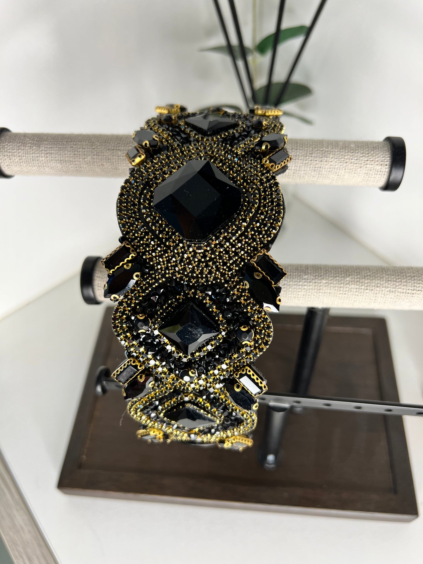 Diadema ancha de zirconia cúbica negra con dorado 03811