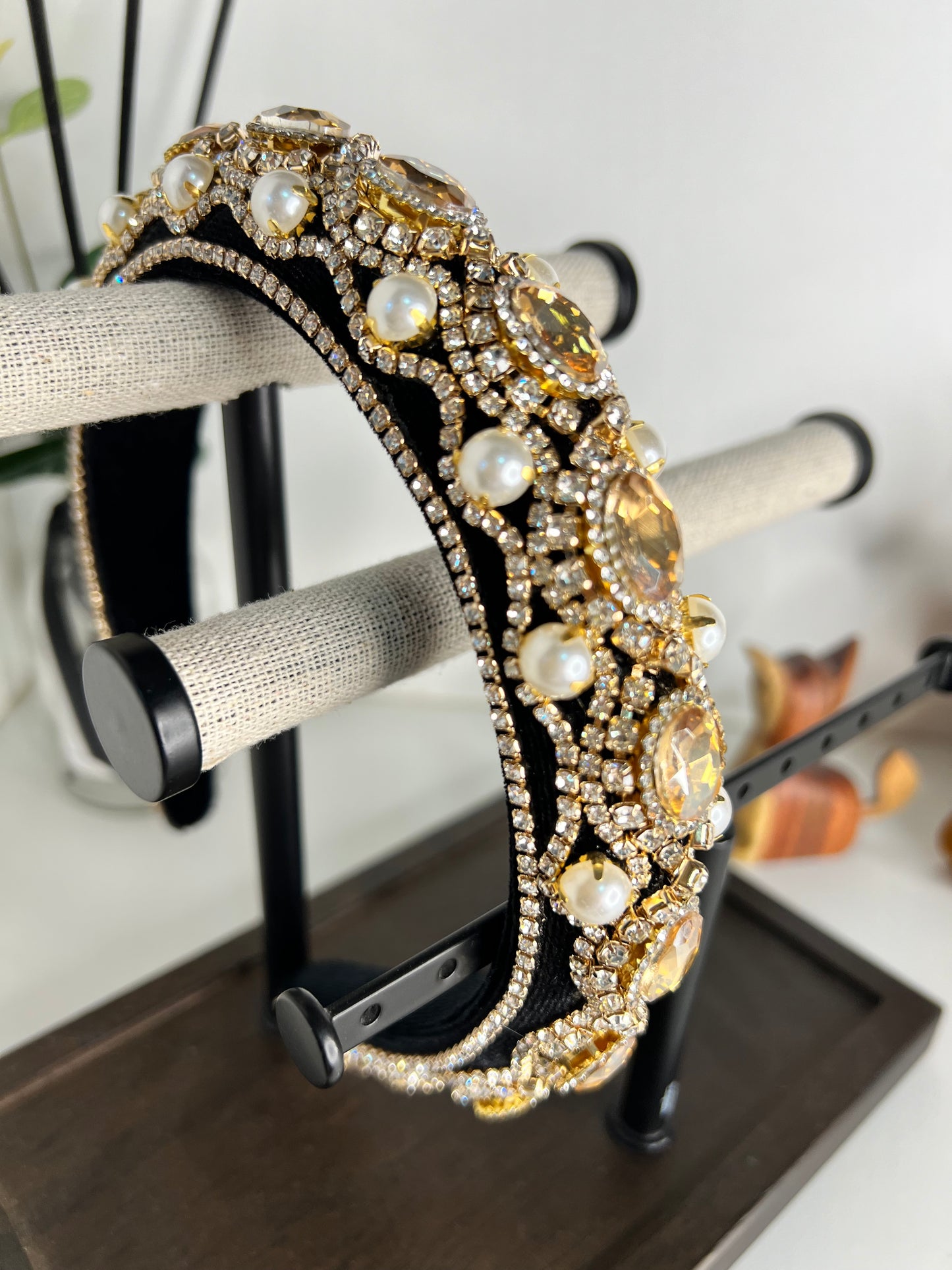 Diadema decorada con joyas y perlas 03802