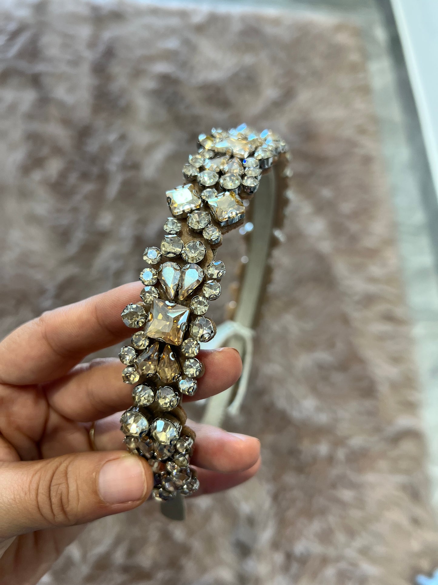 Diadema dorada con gemas y zircones 02504