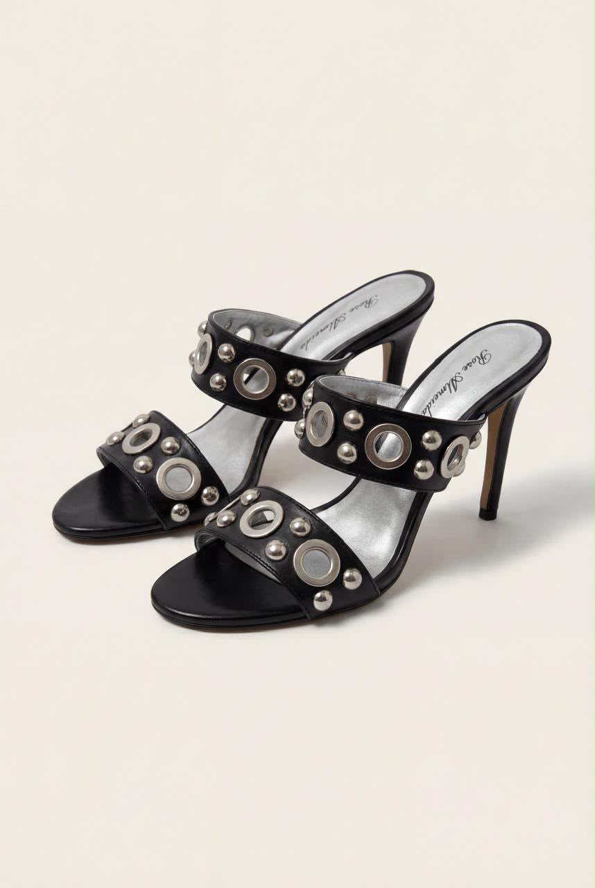 Tacones negros con detalles plateados