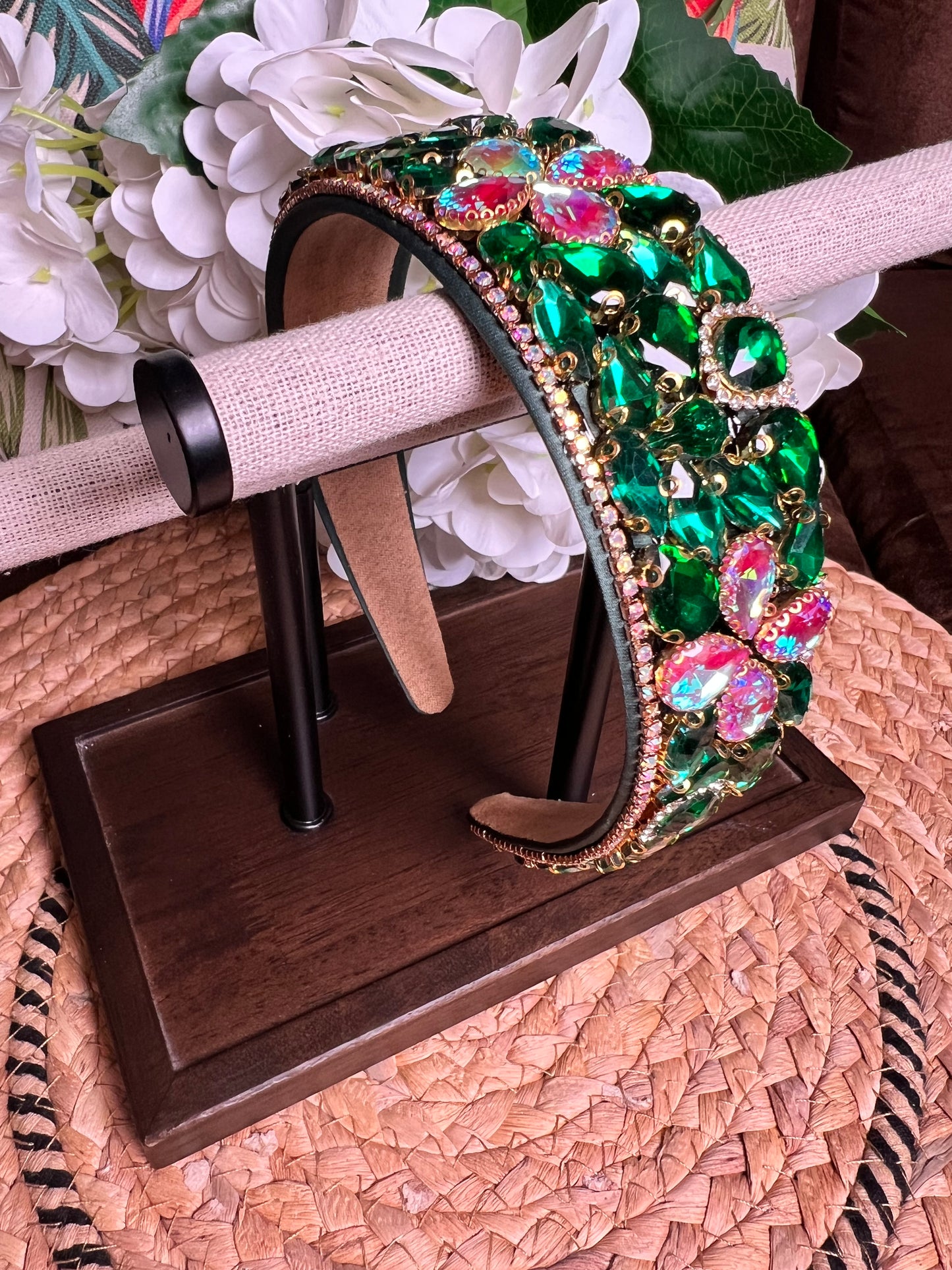 Diadema con gemas rosas en forma de flor 02725
