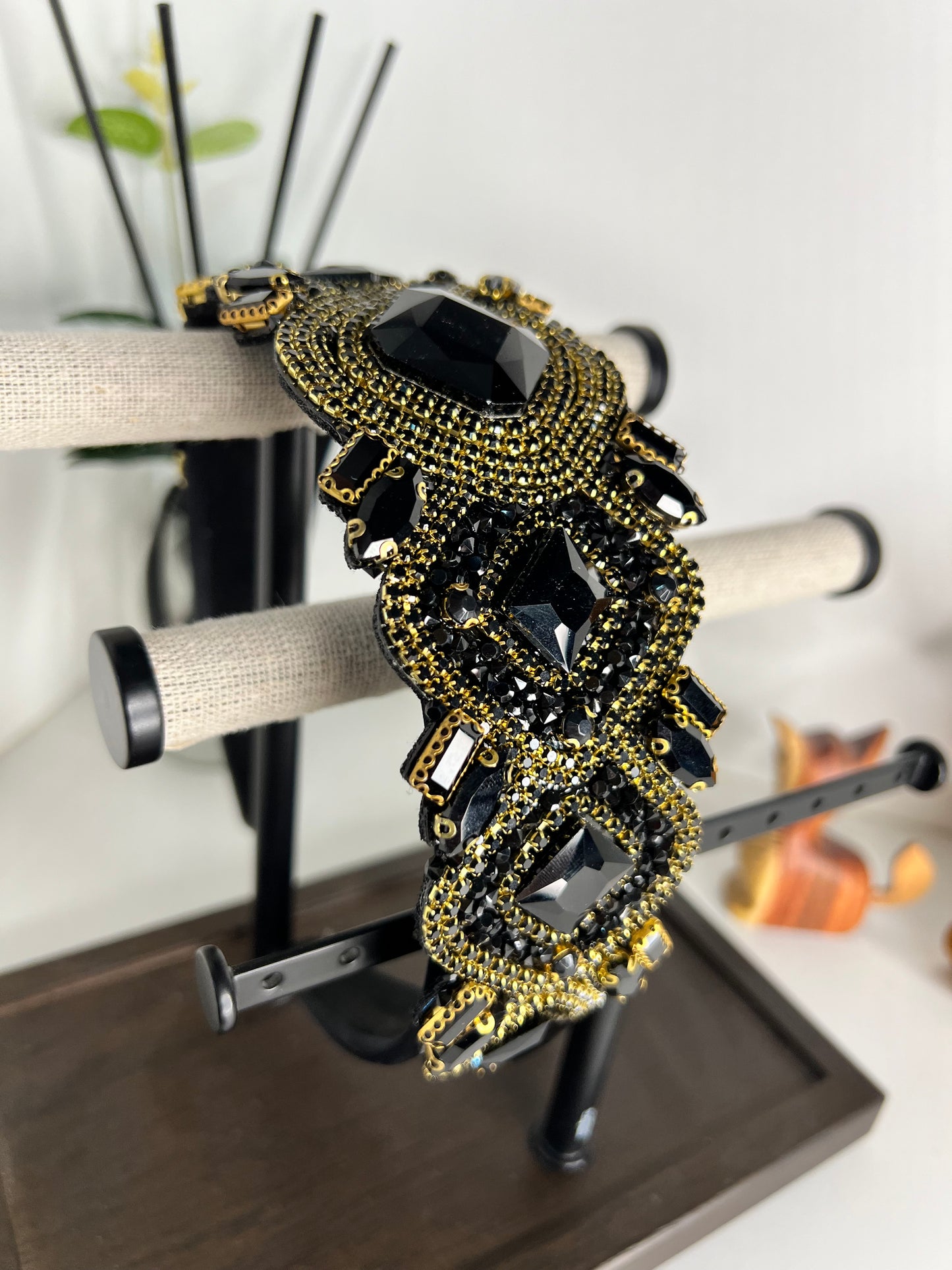 Diadema ancha de zirconia cúbica negra con dorado 03811