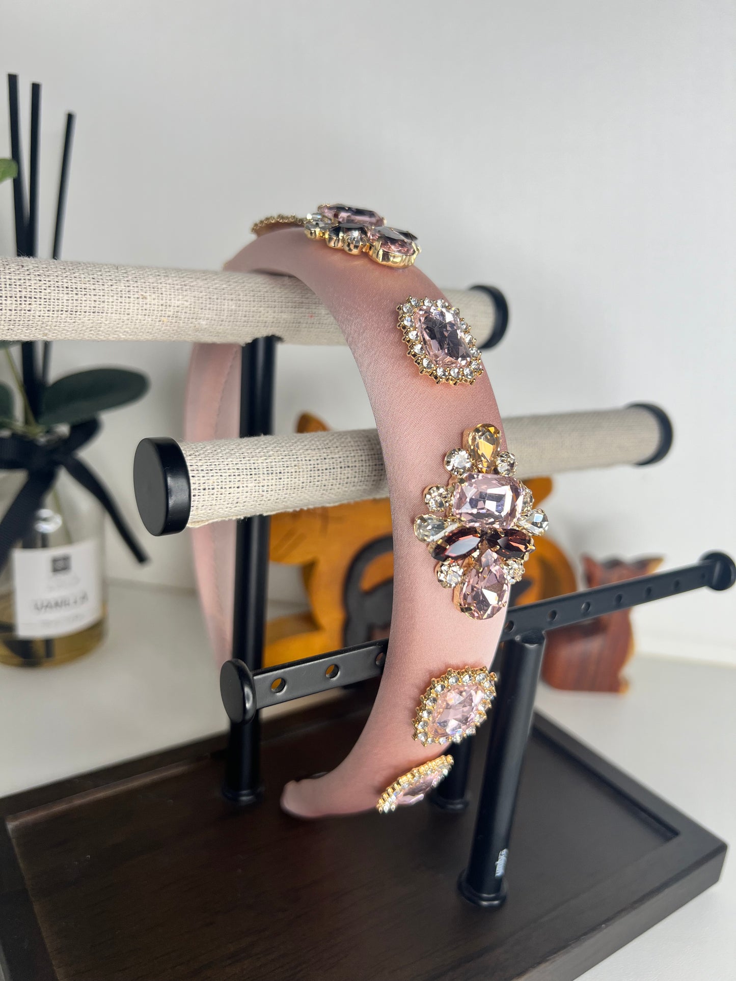 Diadema estilo barroco rosada con piedras 02714