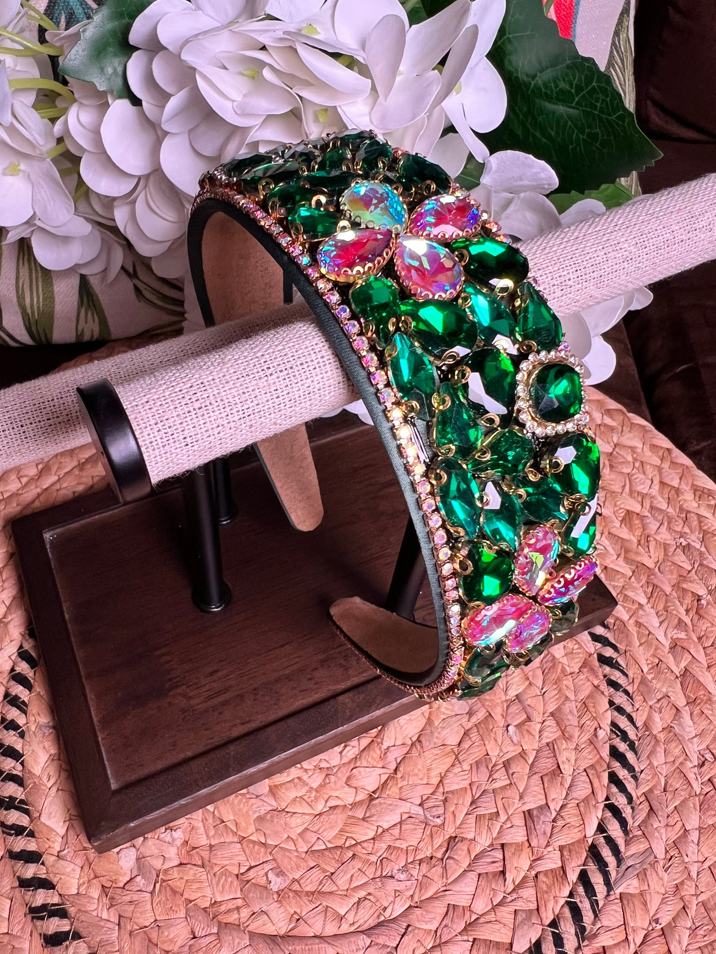 Diadema con gemas rosas en forma de flor 02725