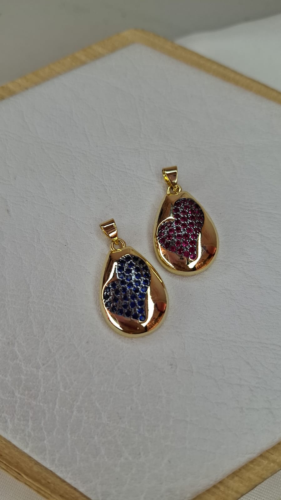 DIJE EN FORMA DE GOTA CON CORAZON EN MEDIO