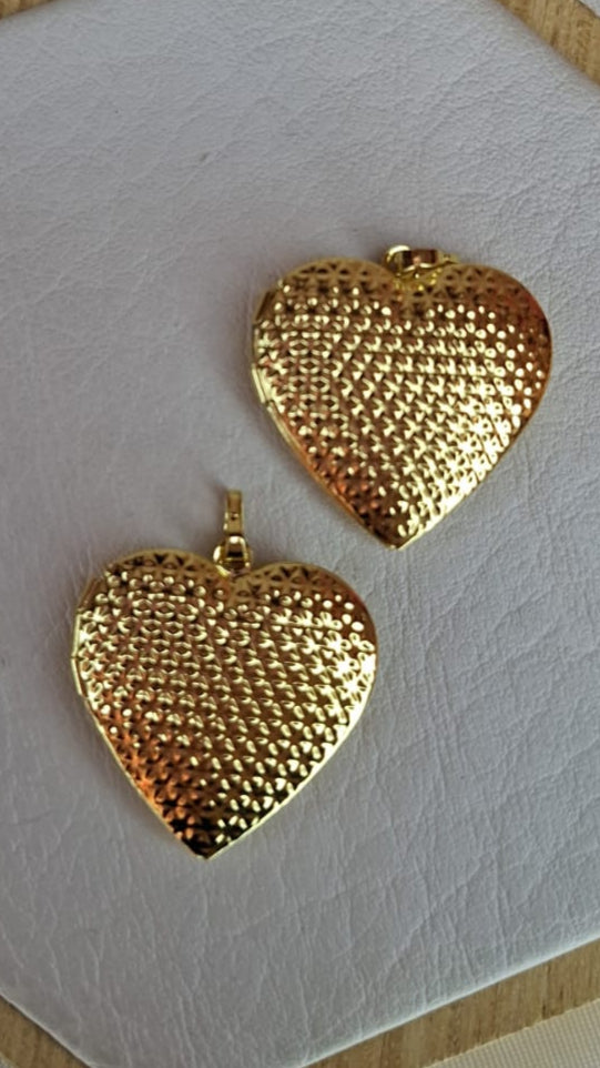 DIJE RELICARIO EN FORMA DE CORAZON TEXTURIZADO