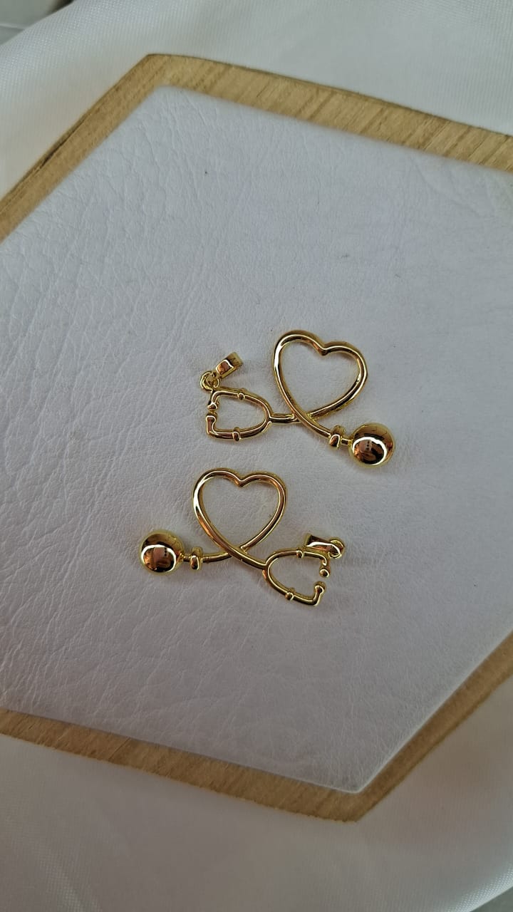 DIJE ESTESTOCOPIO FORMA DE CORAZON DORADO