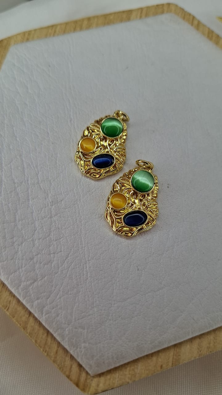 DIJE CON TEXTURA Y TRES PIEDRAS DE COLORES