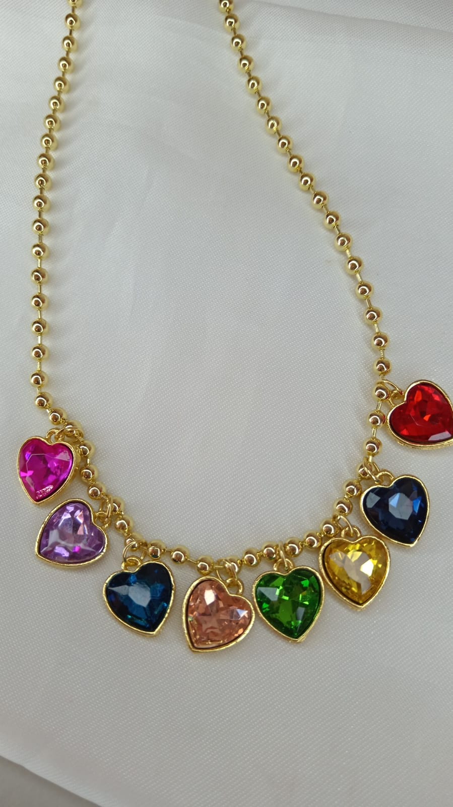 COLLAR CON CORAZONES DE COLORES