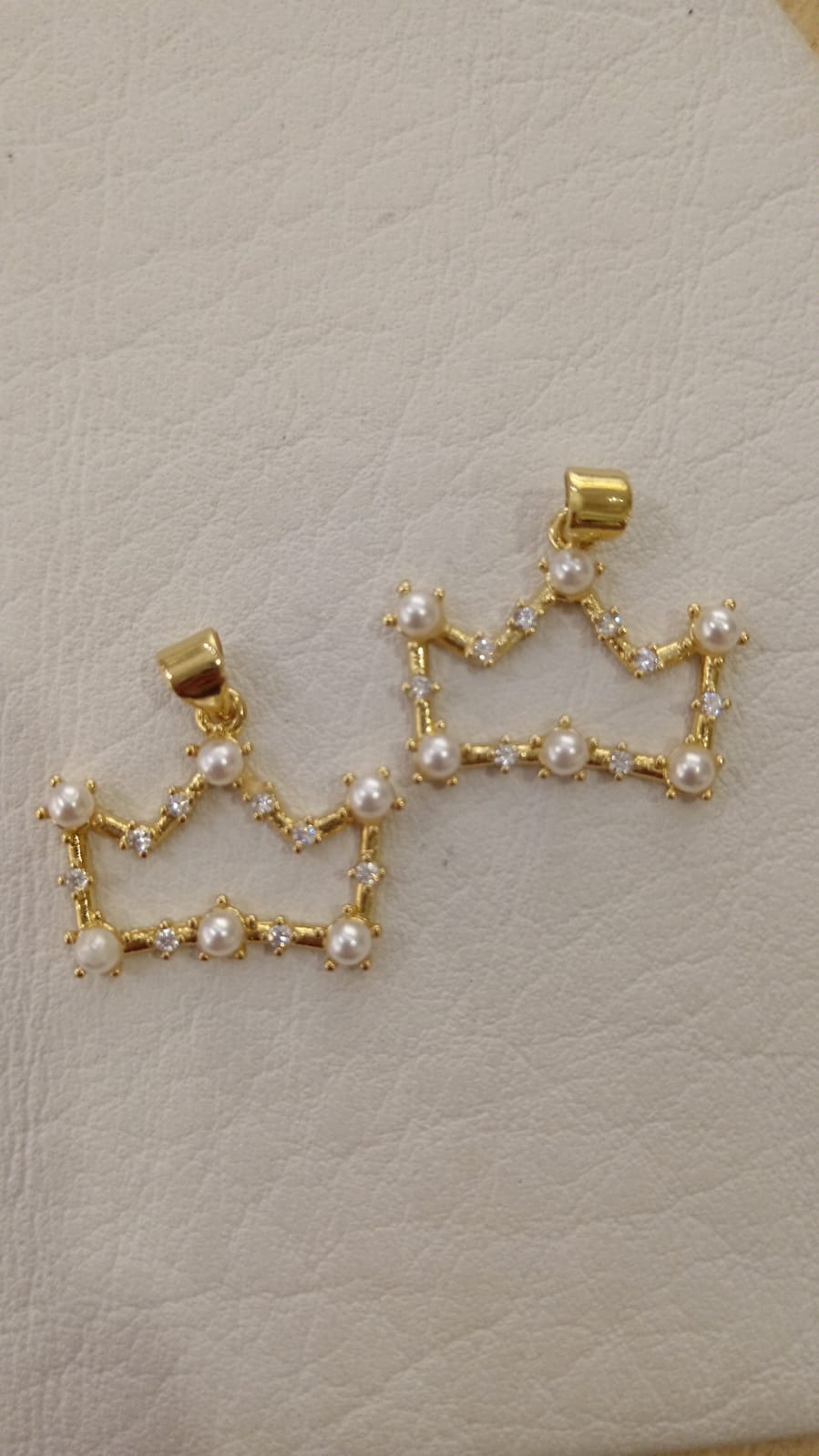 DIJE CORONA CON CIRCONES Y PERLA