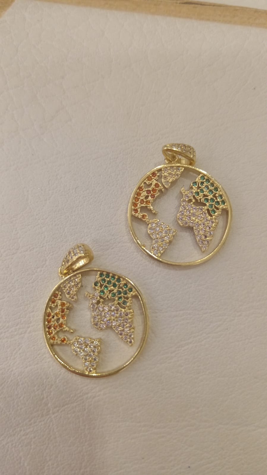 DIJE MUNDO CON CIRCONES