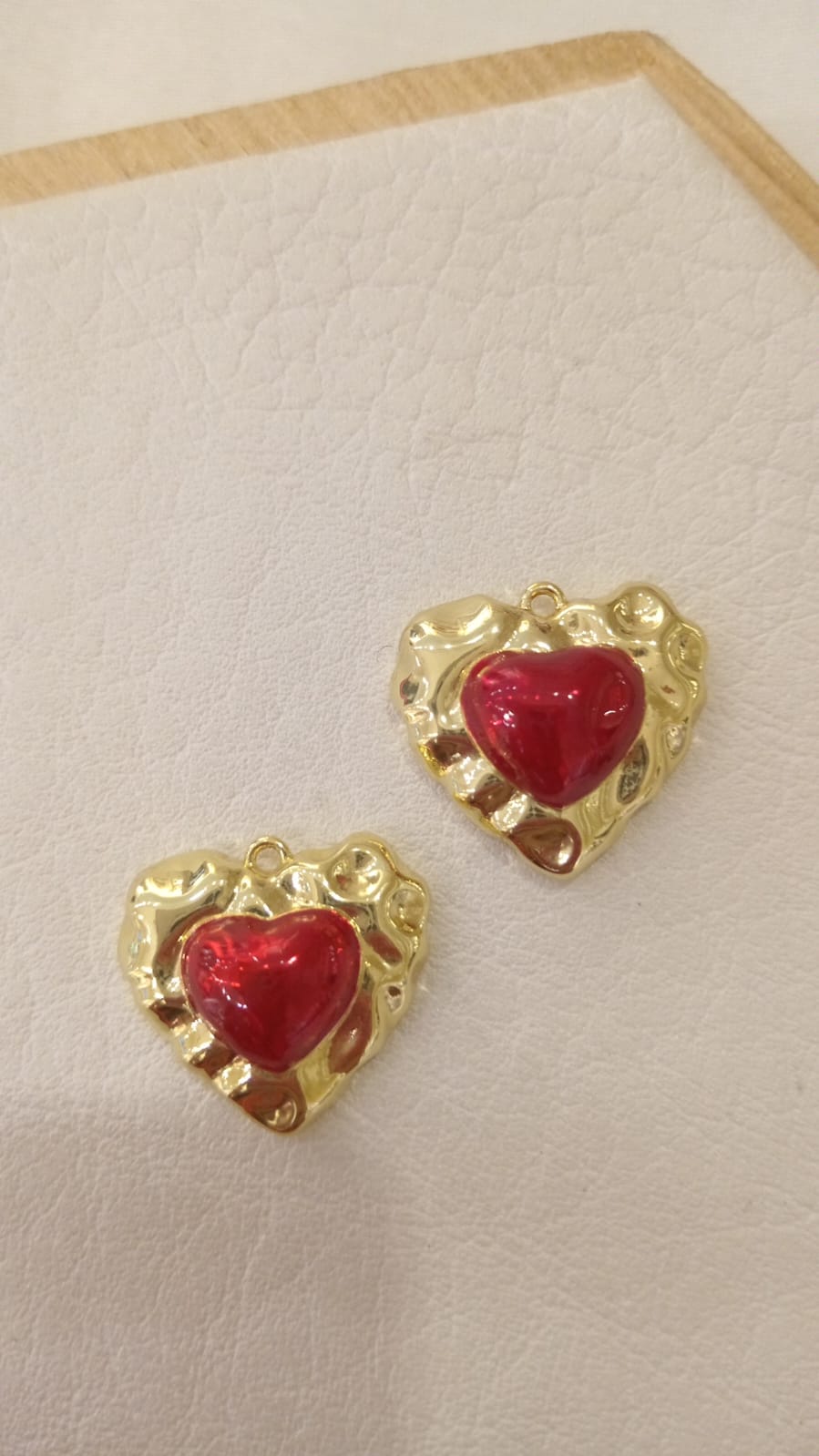 DIJE CORAZON BORDE CON TEXTURA Y CENTRO ROJO