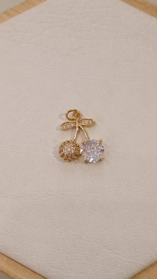 DIJE CEREZA DORADA UN LADO DE CIRCONES UN LADO CRISTAL