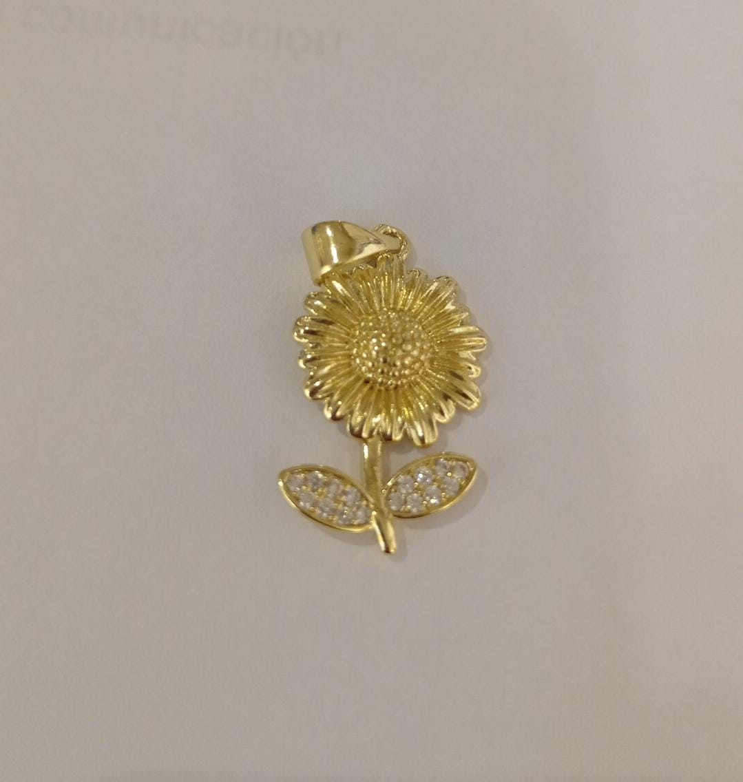 DIJE GIRASOL CON CIRCONES EN LAS HOJAS