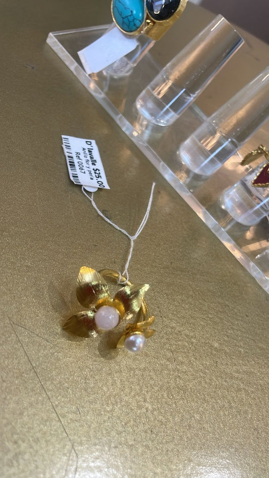 Anillo de flor y perla