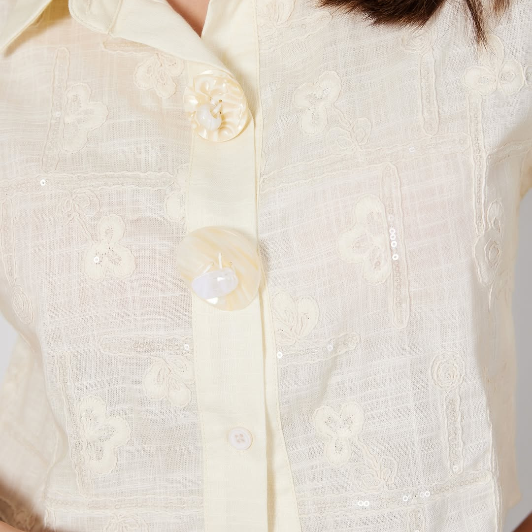Camisa beige corta bordada
