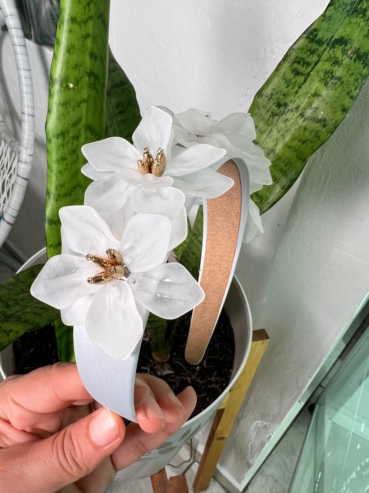 Diadema satinada blanca con flores grandes 02504