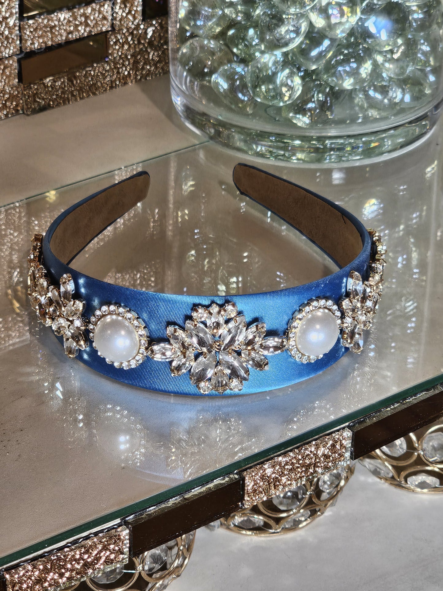 Diadema vintage satinada con zircones y perlas 02729