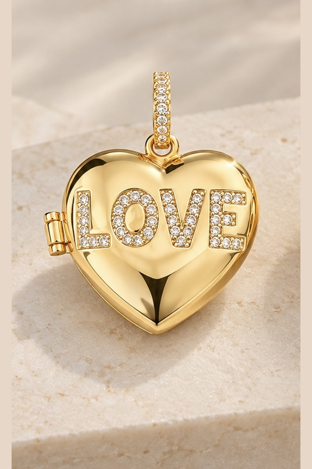 RELICARIO DE CORAZON DORADO CON DISEÑO DE LOVE Y CORAZONCITOS