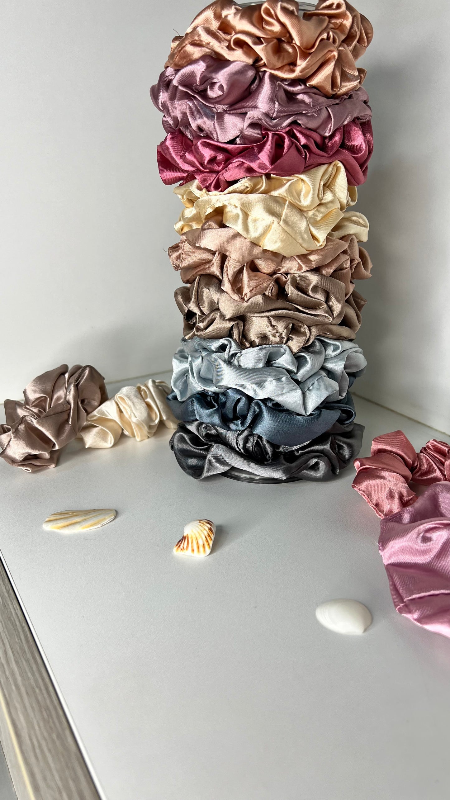 Scrunchies de satin en colores varios, dos por set