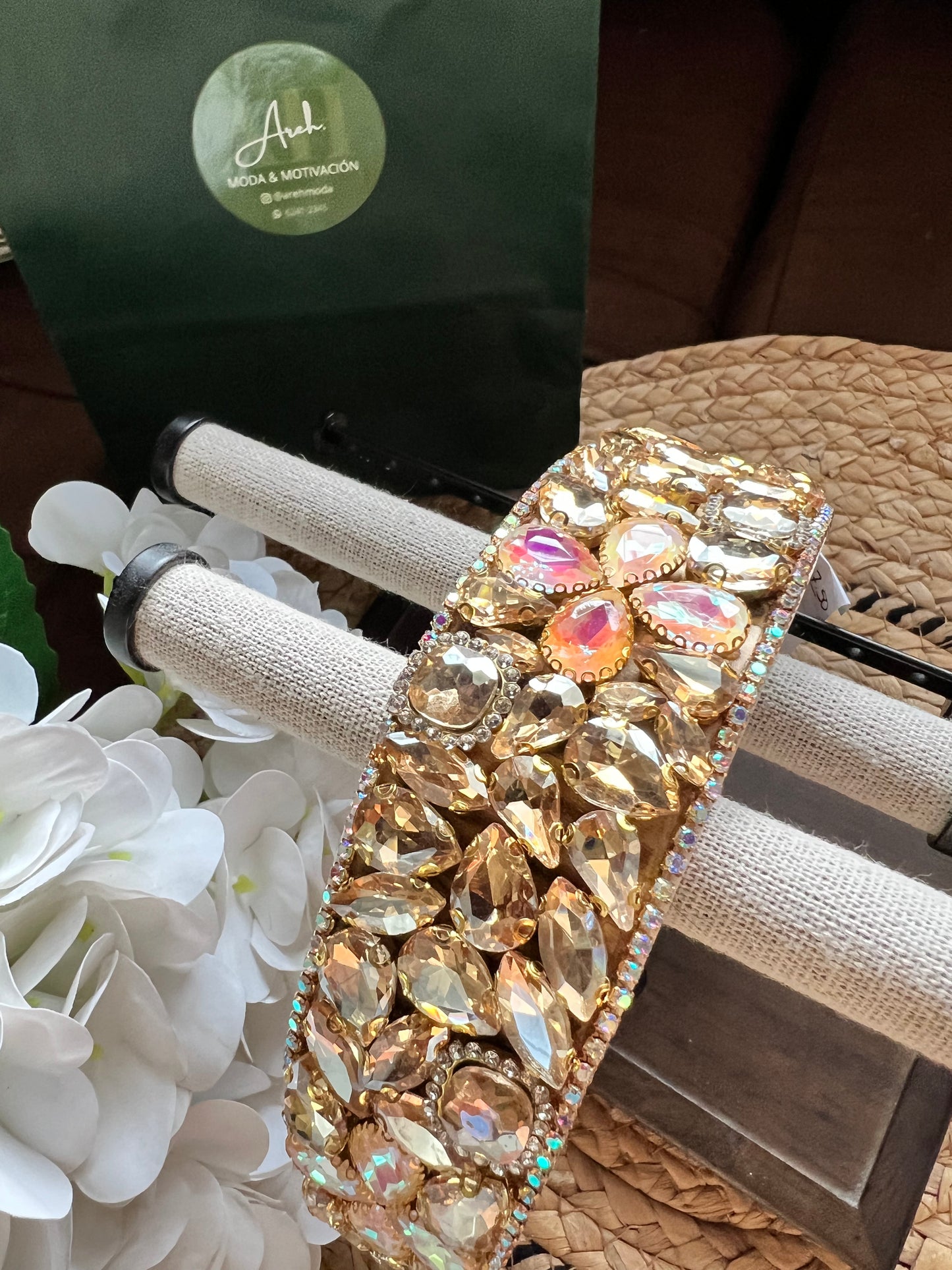 Diadema con gemas rosas en forma de flor 02725