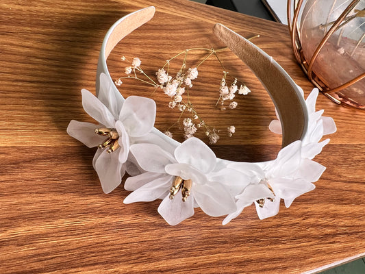Diadema satinada blanca con flores grandes 02504