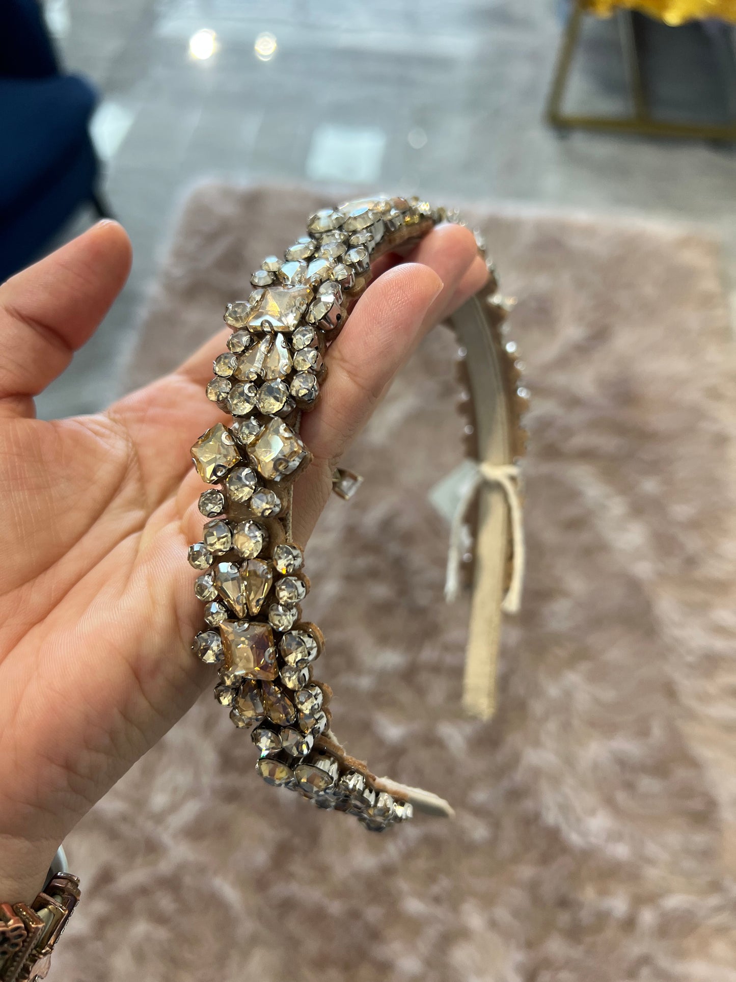 Diadema dorada con gemas y zircones