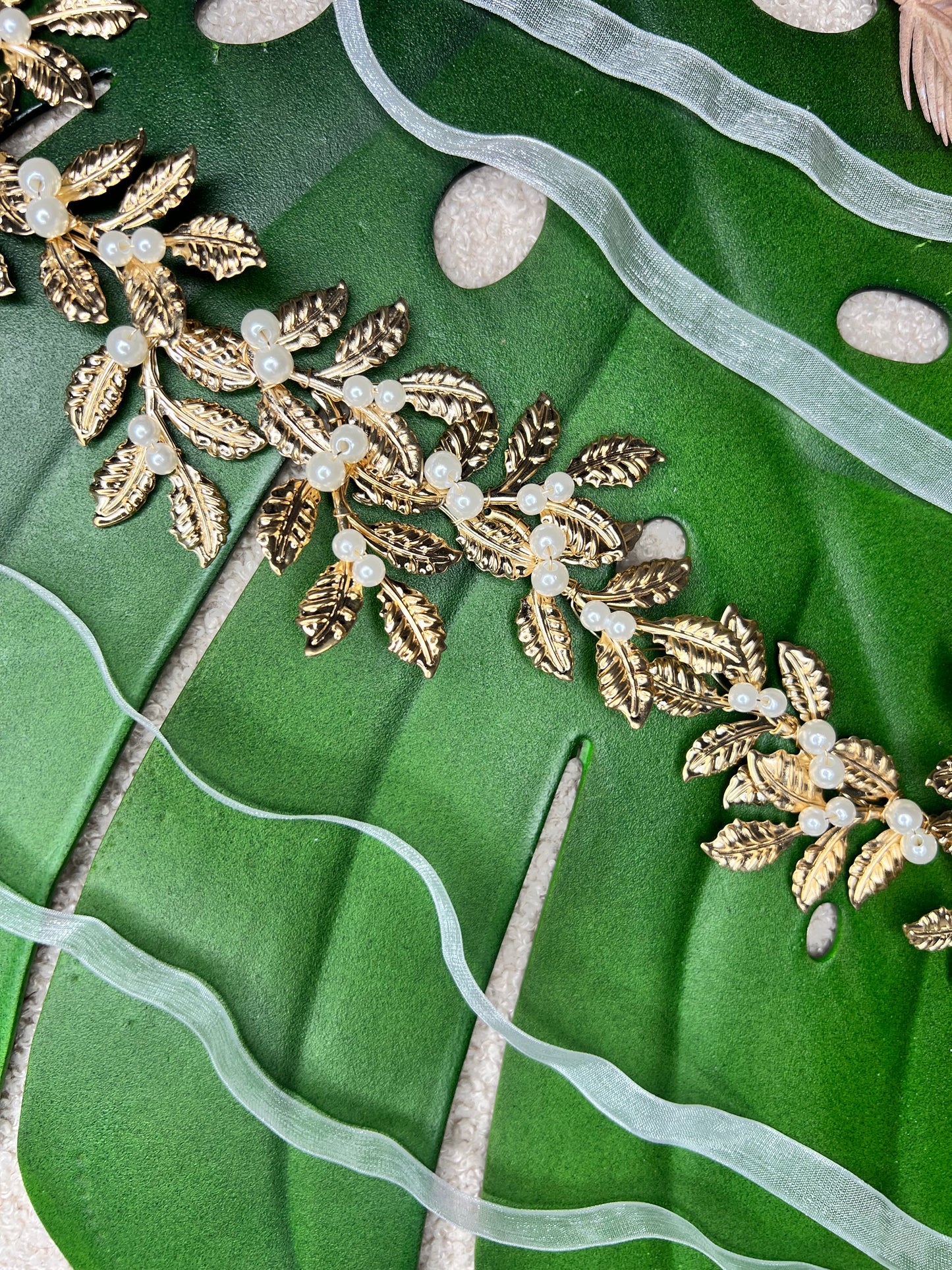 Cinturón metálico dorado con hojas y perlas
