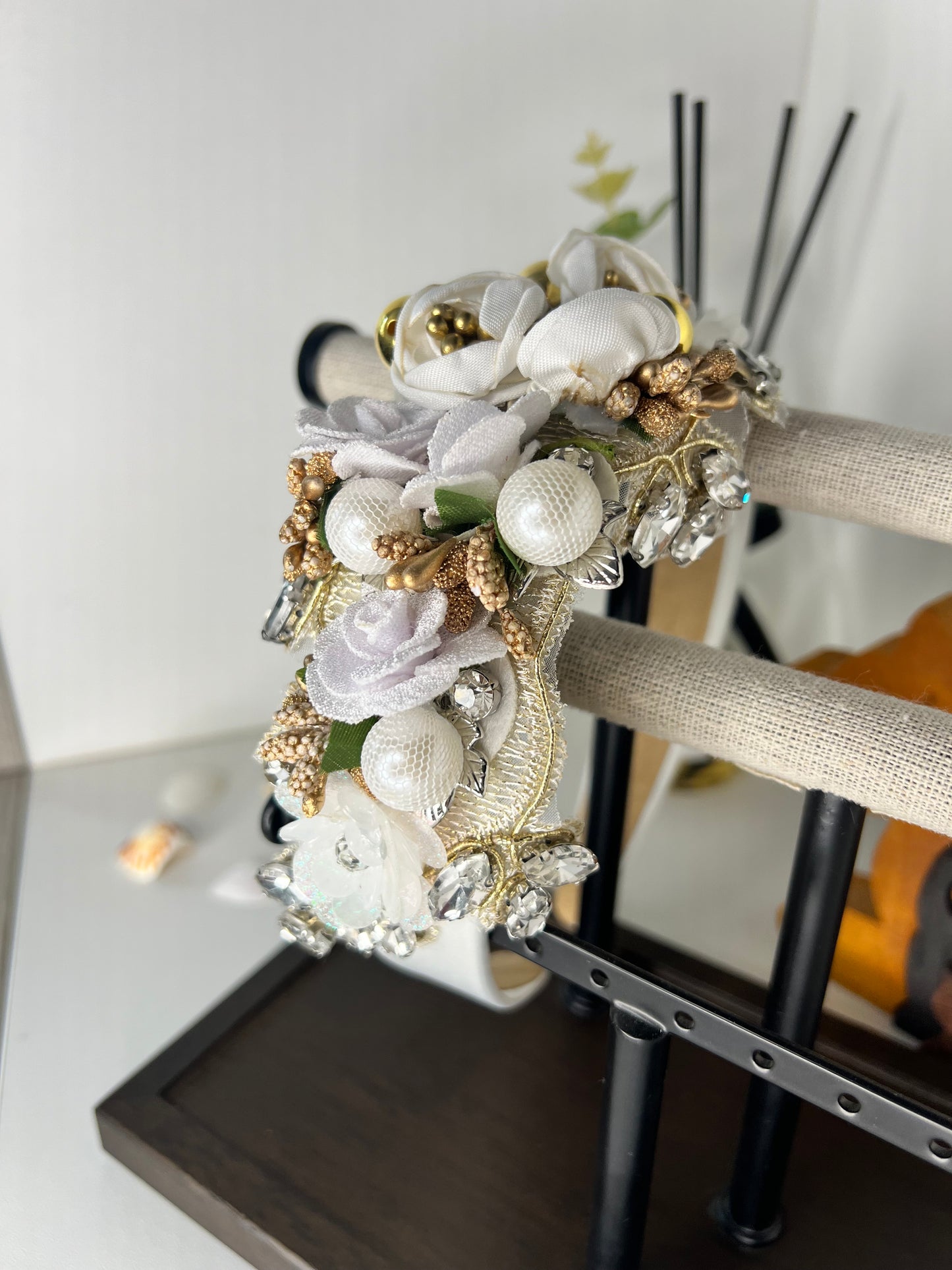 Diadema blanco con decoración de flores y apliques