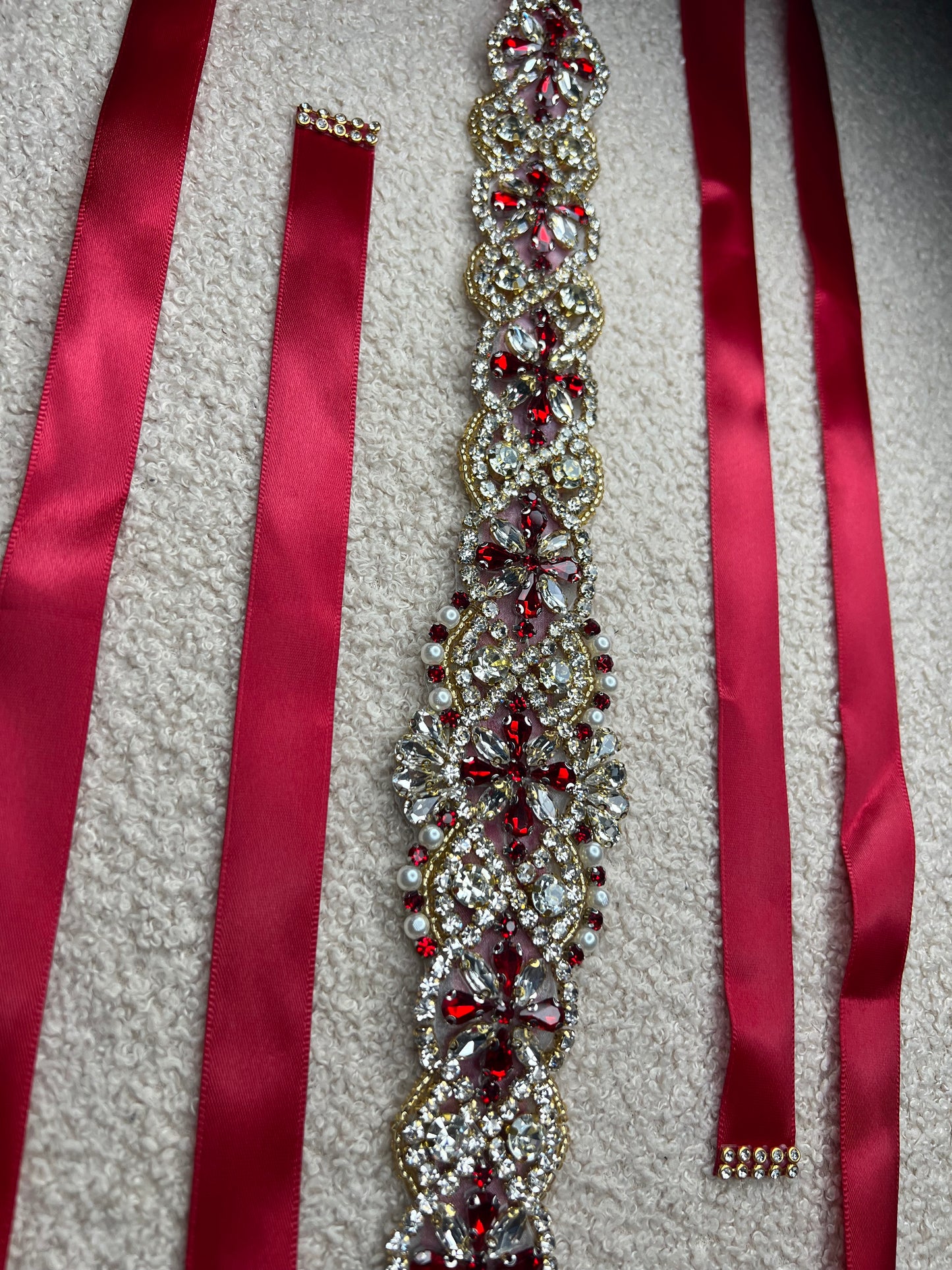 Cinturón de cristal y piedras rojas