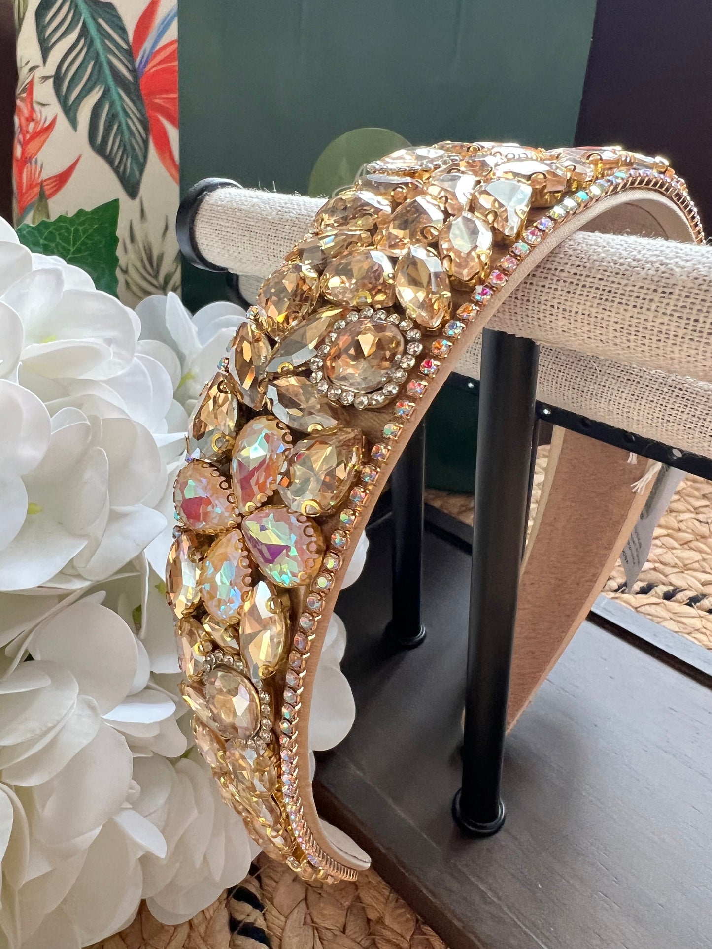 Diadema con gemas rosas en forma de flor 02725