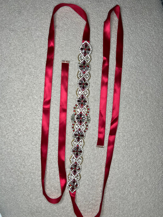 Cinturón de cristal y piedras rojas