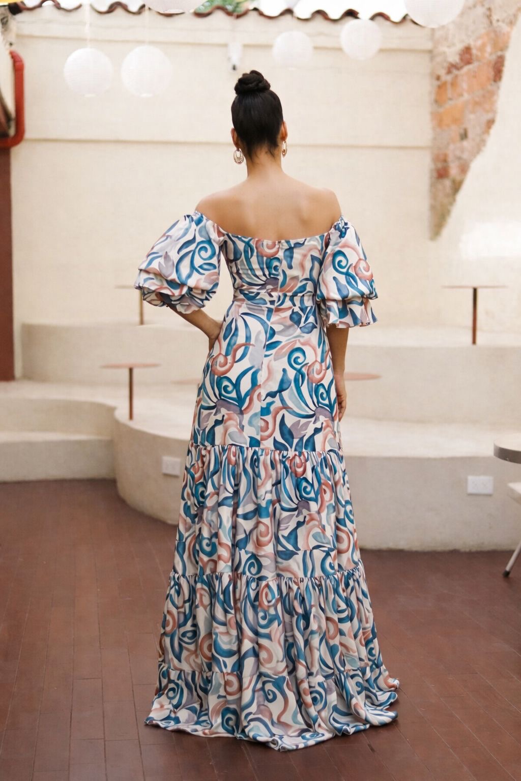 Vestido estampado de mangas off shoulder bombachas
