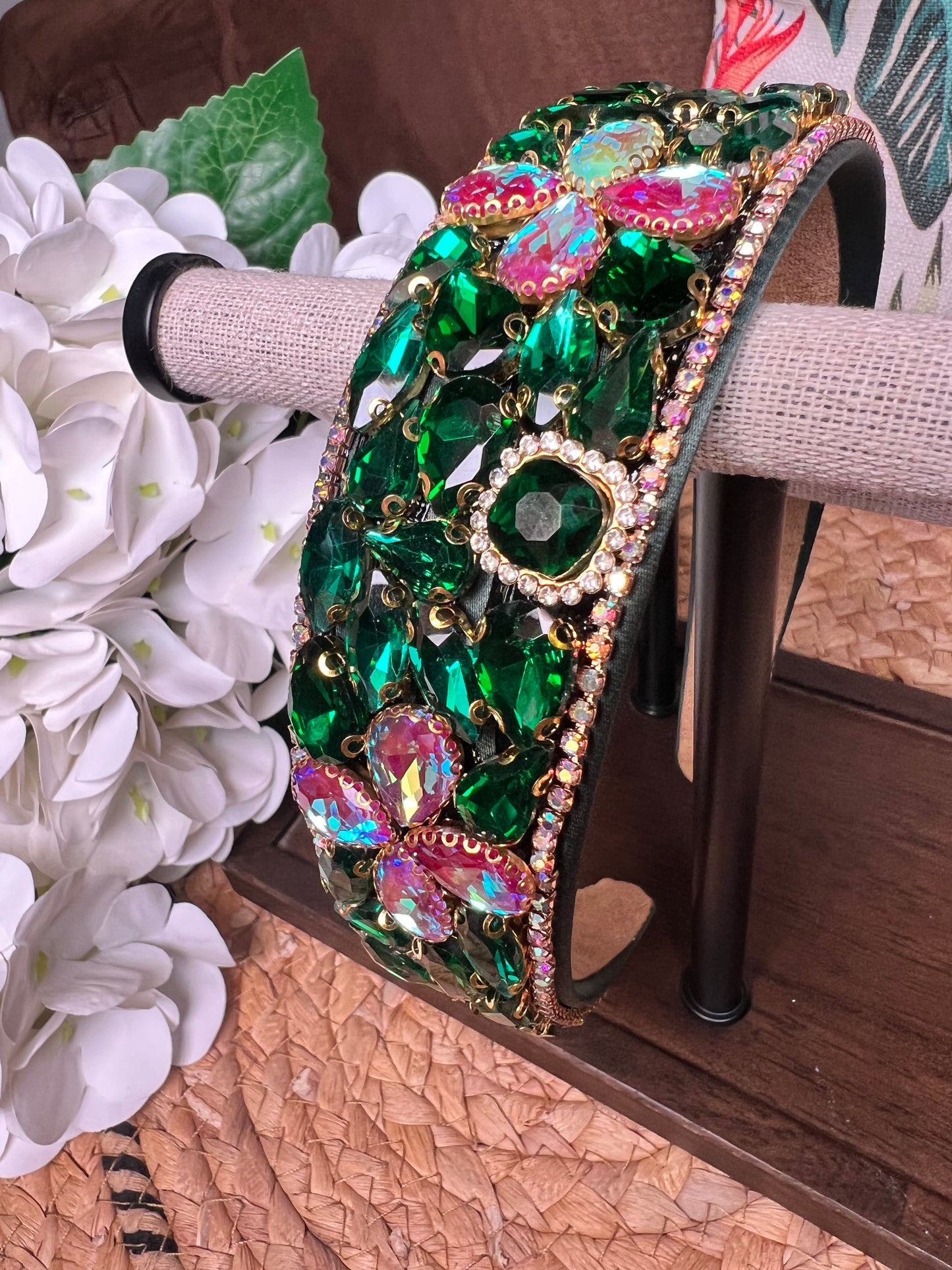 Diadema con gemas rosas en forma de flor 02725