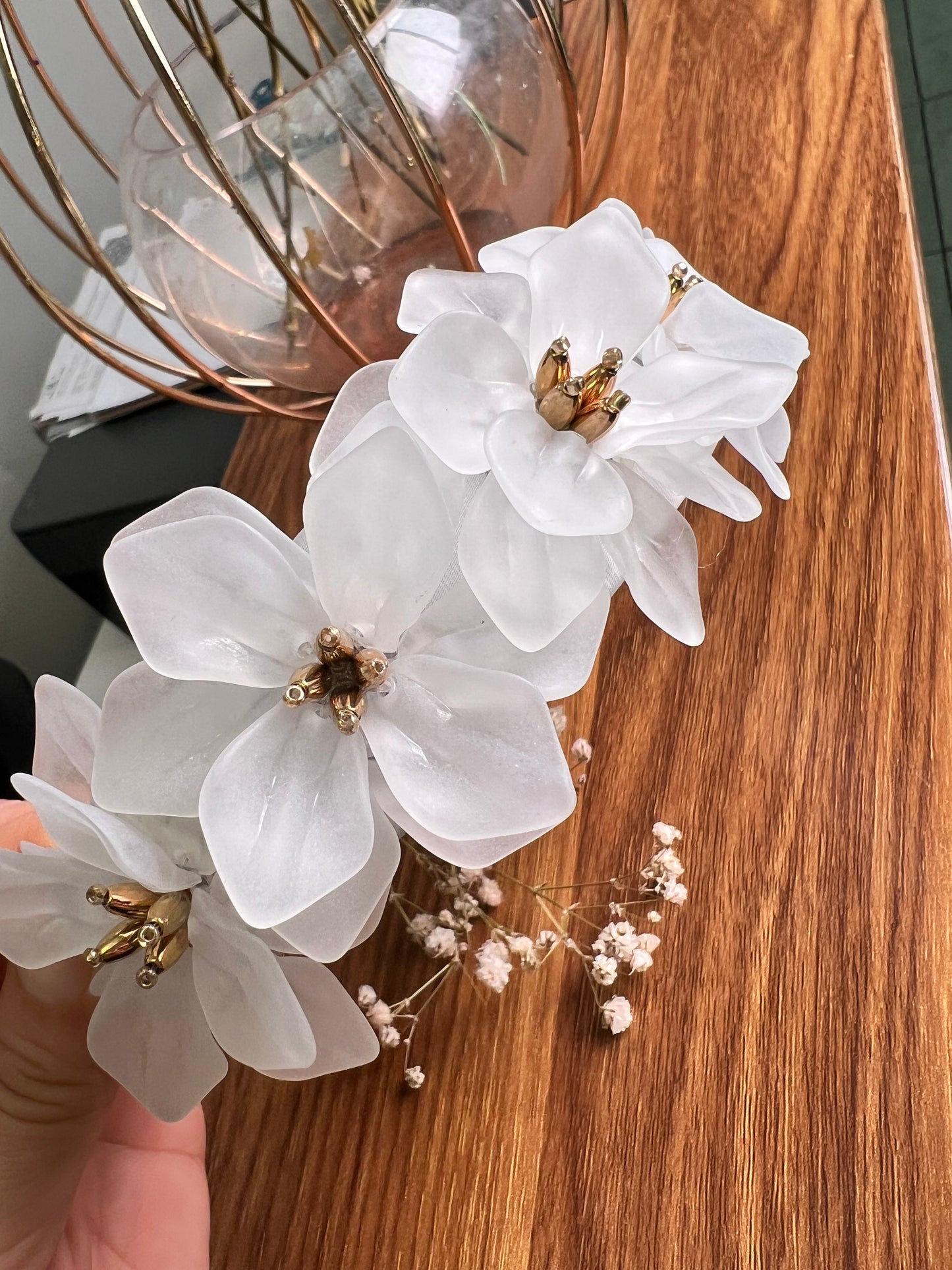 Diadema satinada blanca con flores grandes 02504
