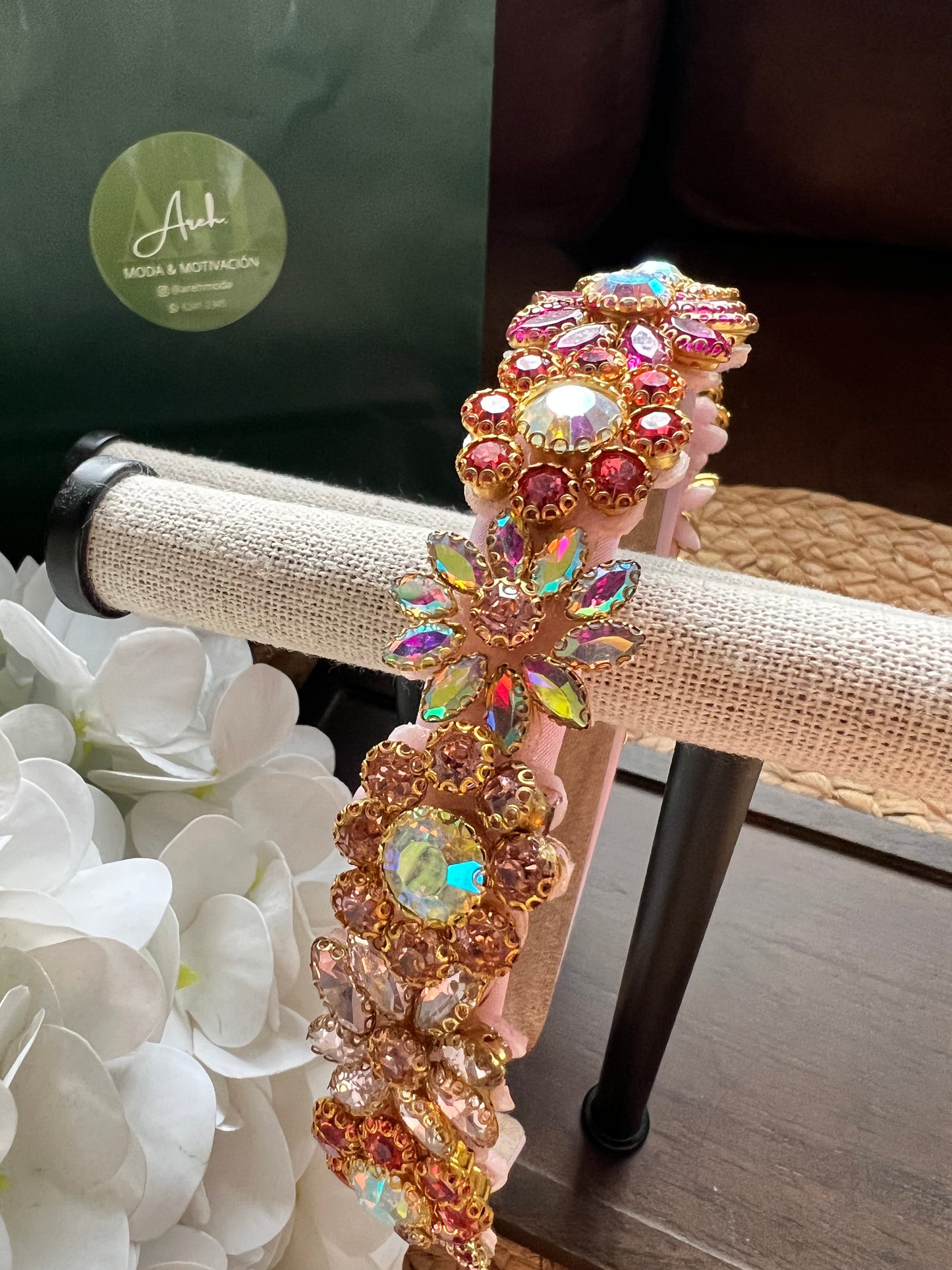 Diadema floral con piedras rosadas 02211
