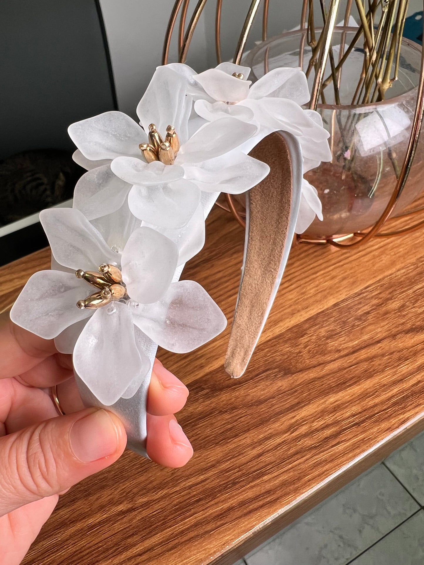 Diadema satinada blanca con flores grandes 02504