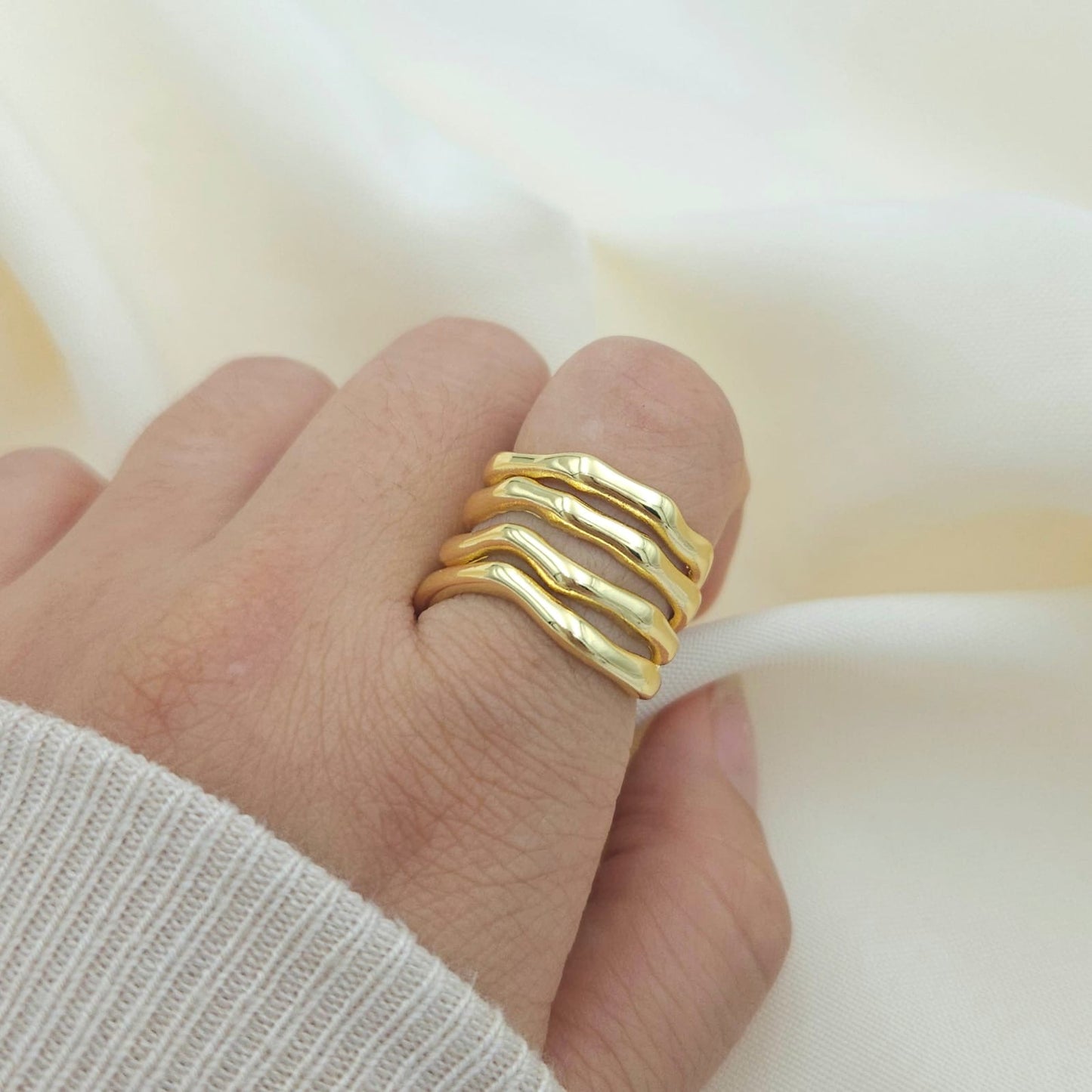 ANILLO-ONDAS DORADAS AJUSTABLE