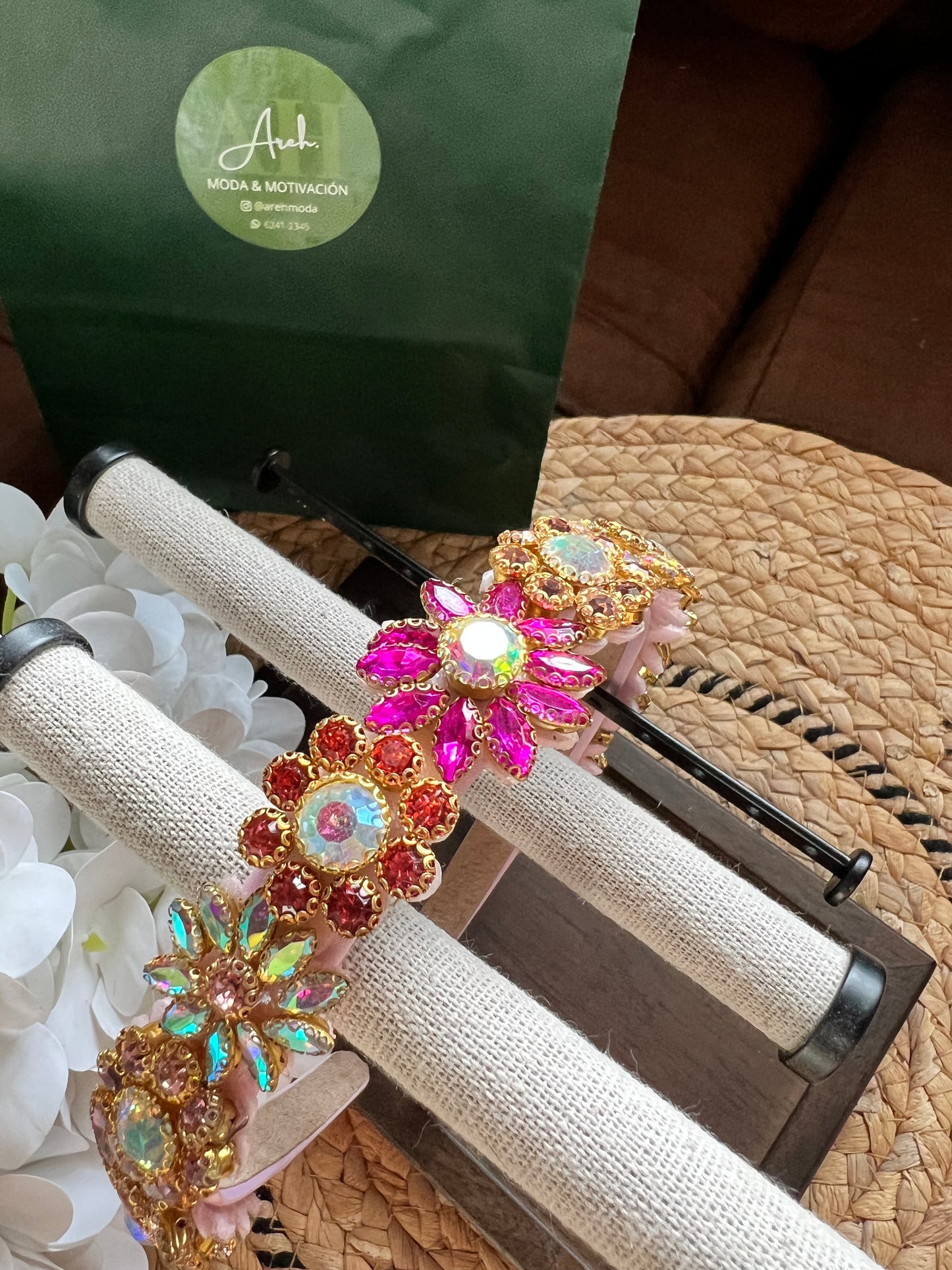 Diadema floral con piedras rosadas 02211