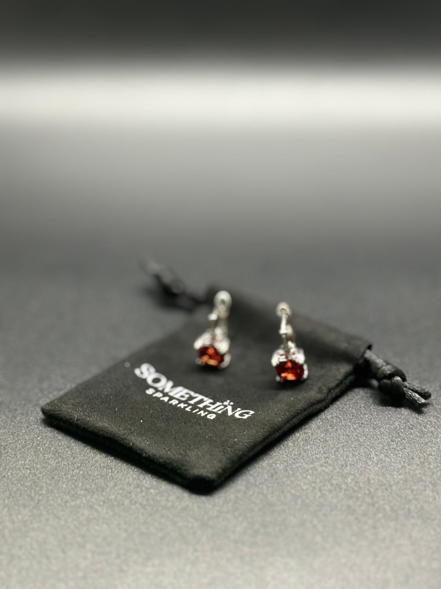 Argollas de Plata 925 y cristal en tono rubi