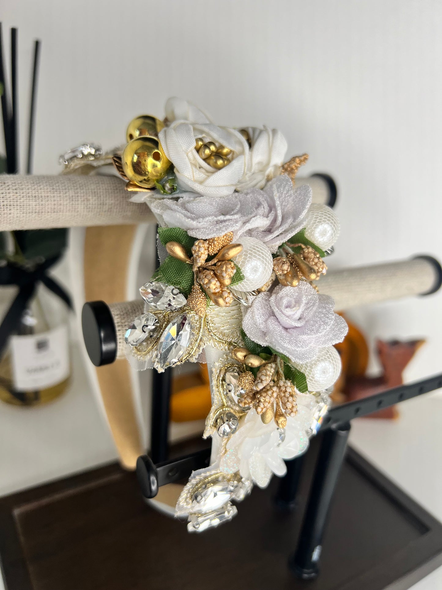 Diadema blanco con decoración de flores y apliques